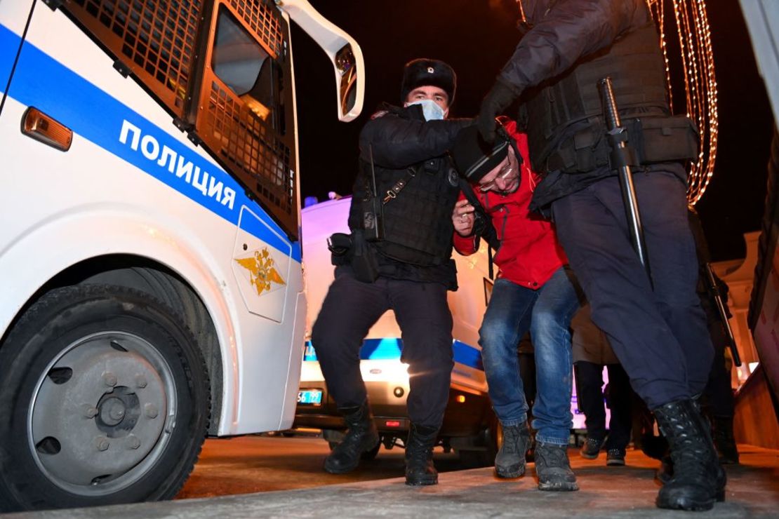 Agentes de policía detienen a un manifestante durante una protesta contra la invasión rusa de Ucrania en Moscú el 24 de febrero de 2022.