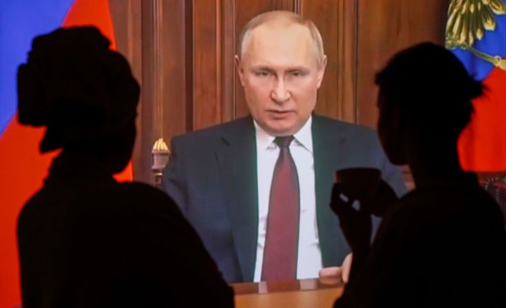 La gente en Moscú ve un discurso televisado del presidente ruso, Vladimir Putin, cuando anuncia una operación militar en la región de Donbás, en el este de Ucrania, el 24 de febrero.