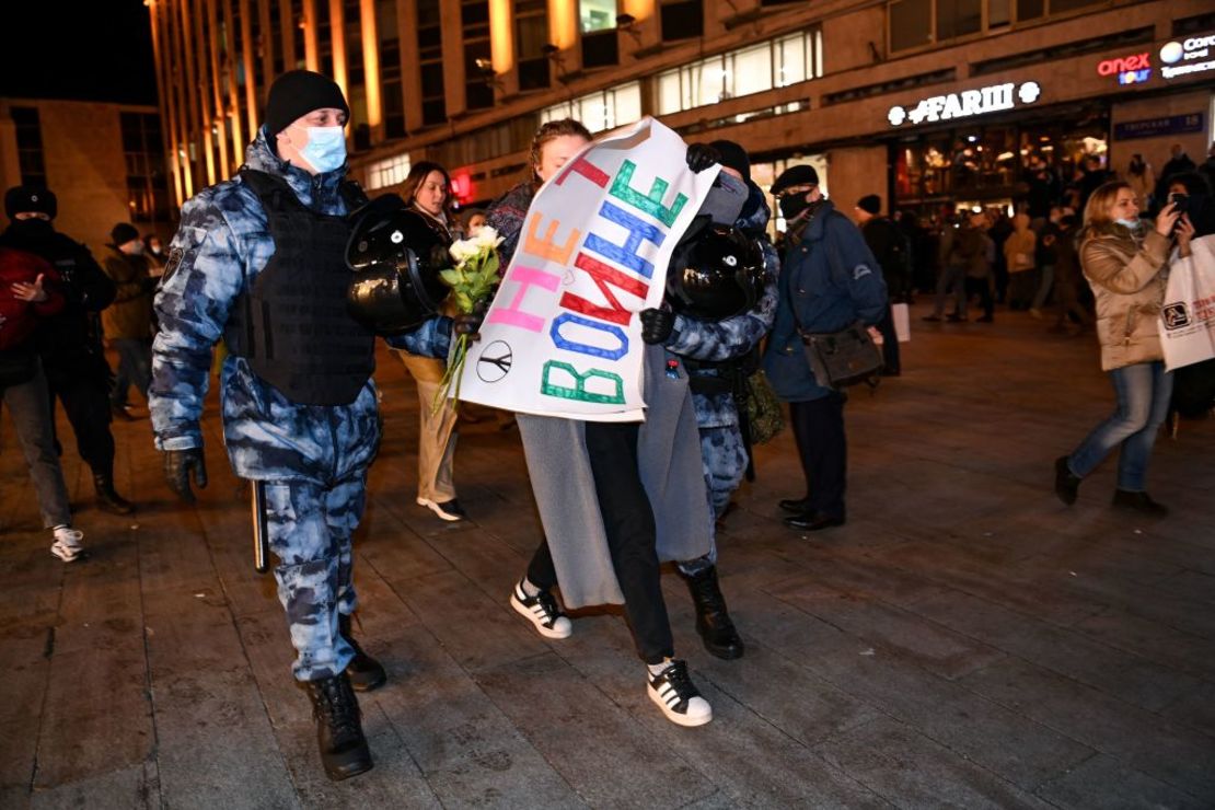 Agentes de policía detienen a una mujer durante una protesta contra la invasión rusa de Ucrania en Moscú el 24 de febrero de 2022.