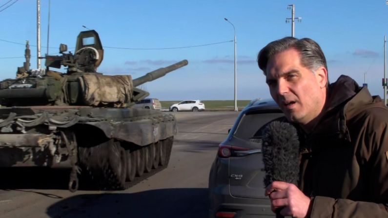 Un tanque ruso T-72 o T-90 avanzando en los primeros días de la invasión, frente a un reportero de CNN.