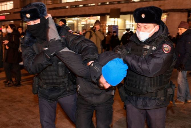Agentes de policía detienen a un manifestante durante una protesta contra la invasión rusa de Ucrania en Moscú el 24 de febrero de 2022.