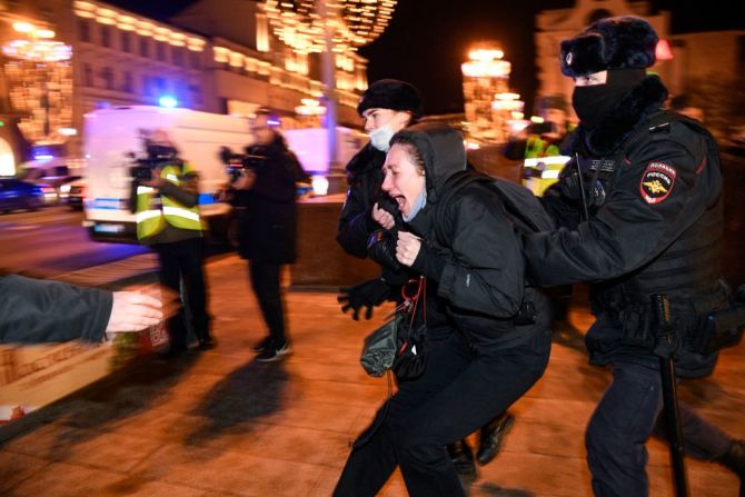 Una manifestante grita mientras la policía la detiene durante una protesta contra la invasión rusa de Ucrania en Moscú el 24 de febrero de 2022.
