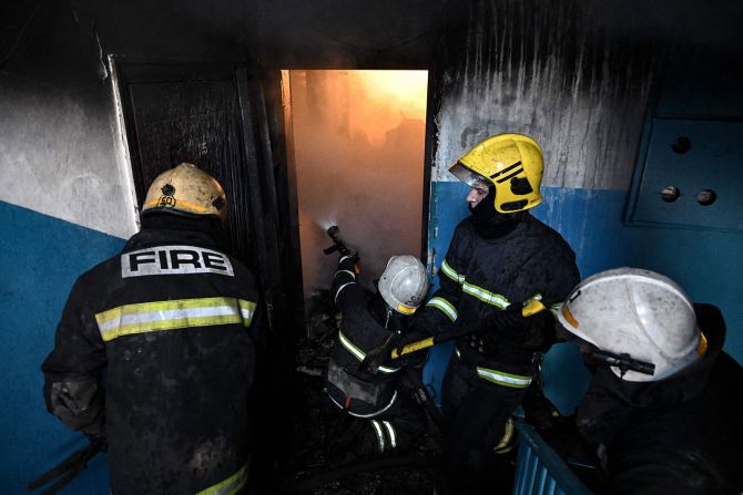 Los bomberos intentan extinguir un incendio luego de un ataque en la ciudad de Chuhuiv, en el este de Ucrania, el 24 de febrero.