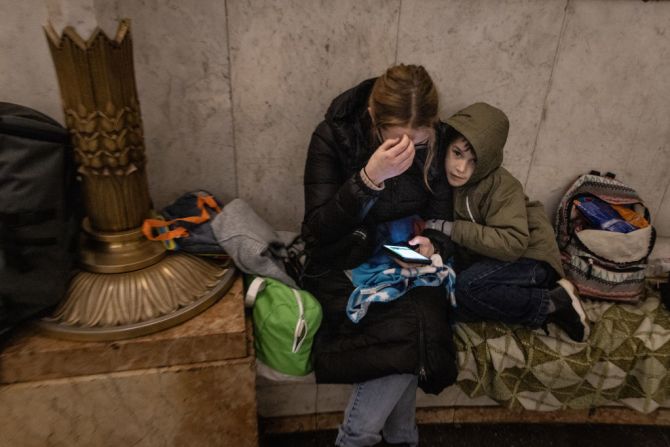La gente se refugia en una estación de metro antes de que entre en vigor el toque de queda el 24 de febrero de 2022 en Kiev, Ucrania. De la noche a la mañana, Rusia comenzó un ataque a gran escala contra Ucrania, con explosiones reportadas en varias ciudades y muy lejos de las inquietas regiones del este en manos de los rebeldes respaldados por Rusia.