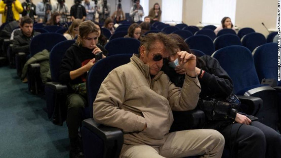 Sean Penn asistió a una rueda de prensa en la oficina presidencial de Kyiv, Ucrania, el 24 de febrero. Está en el país haciendo un documental, según Variety.