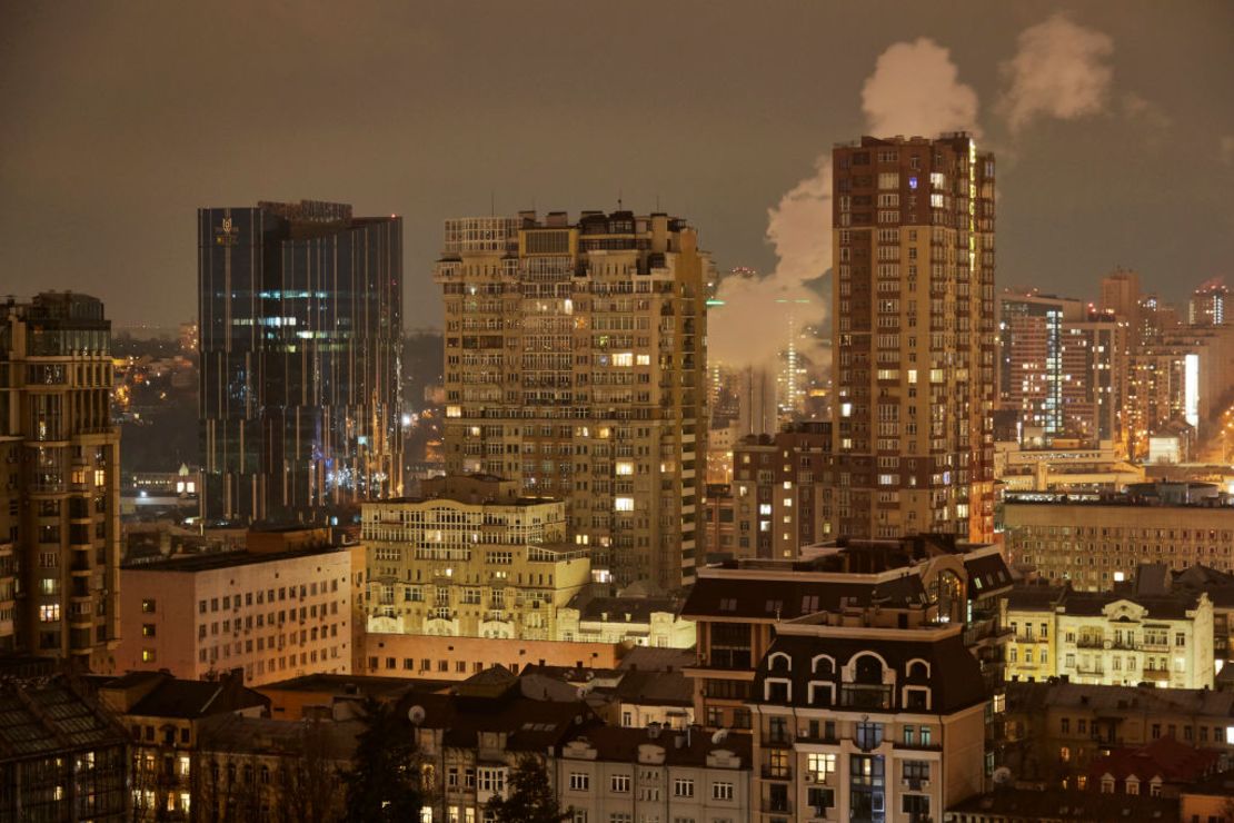 Vista nocturna de Kyiv cuando el alcalde declaró un toque de queda de 10 p. m. a 7 a. m. el 24 de febrero de 2022 en Kyiv, Ucrania.