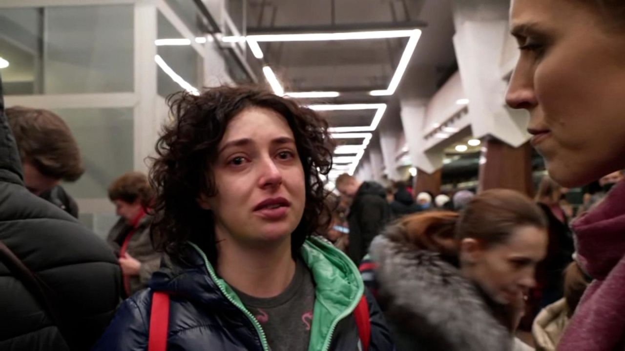 CNNE 1159759 - ucranianos refugiados en una estacion de metro se preguntan sobre su futuro