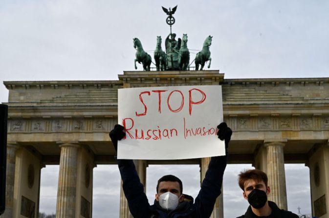 Manifestantes protestan contra la invasión rusa a Ucrania el 24 de febrero de 2022 frente a la Puerta de Brandenburgo en Berlín.