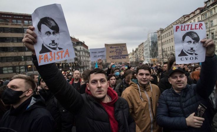 Manifestantes a favor de Ucrania sostienen banderas y pancartas durante una protesta en la plaza Venceslao en Praga, República Checa, el 24 de febrero de 2022.