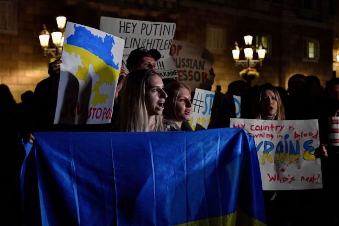 Una manifestante sostiene una bandera ucraniana durante una protesta contra la operación militar de Rusia en Ucrania, en Barcelona, España, el 24 de febrero de 2022.