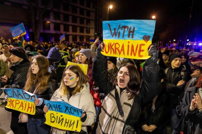 Manifestantes participan en una protesta contra la agresión de Rusia a Ucrania, frente a la embajada rusa en Varsovia, el 24 de febrero de 2022.