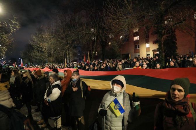 Manifestantes participan en una protesta contra la invasión rusa de Ucrania, frente a la embajada de Rusia en Vilnius, Lituania, el 24 de febrero de 2022.