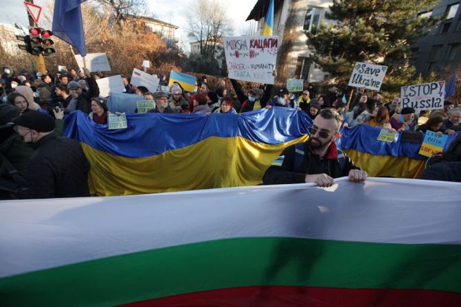 Manifestantes se reúnen en apoyo de Ucrania frente a la embajada de Rusia en Sofía, Bulgaria.