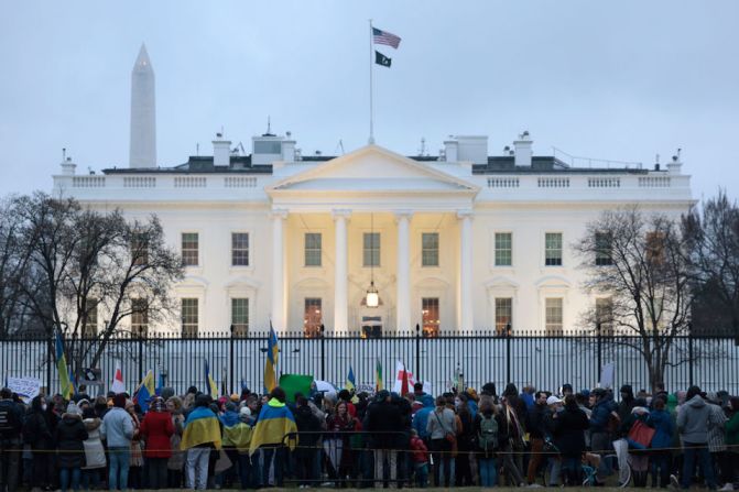 Manifestantes contra la guerra participan en una protesta contra la operación militar de Rusia en Ucrania en el Parque Lafayette cerca de la Casa Blanca el 24 de febrero de 2022 en Washington.