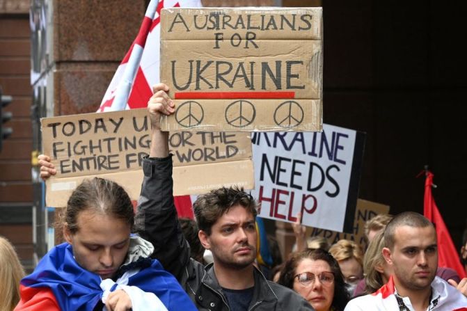 Manifestantes sostienen pancartas durante una protesta contra la invasión rusa a Ucrania en Sydney el 25 de febrero de 2022.