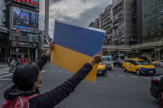 Manifestantes exhiben pancartas frente a la Oficina de Representación de la Comisión de Coordinación Moscú-Taipei para protestar contra la invasión militar rusa a Ucrania el 25 de febrero de 2022 en Taipei, Taiwán.