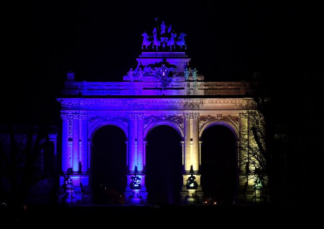 En Bruselas, el Parque del Cincuentenario se iluminó durante una cumbre de emergencia de la Unión Europea sobre la crisis Rusia-Ucrania en la capital belga el jueves.