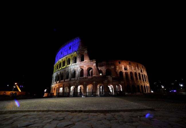 El Coliseo, uno de los monumentos más reconocibles de Roma, también se iluminó con los colores ucranianos el jueves.