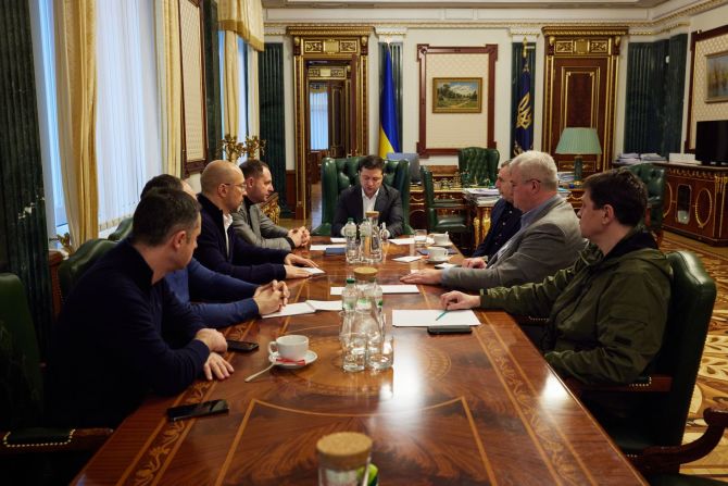 El presidente de Ucrania, Volodymyr Zelensky, durante una reunión de emergencia en Kyiv el 24 de febrero. En un discurso en video, Zelensky anunció que estaba introduciendo la ley marcial y instó a la gente a mantener la calma.