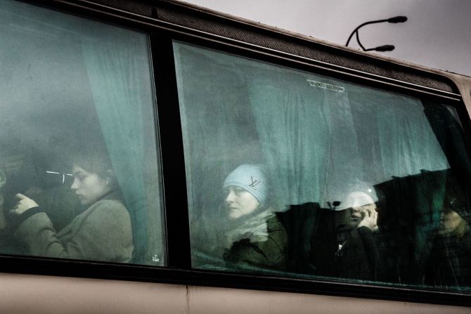 Un grupo de personas esperan después de abordar un autobús para salir de Kyiv el 24 de febrero.