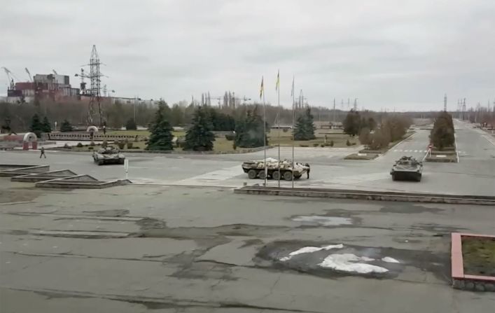 Vehículos militares rusos se vieron en la planta de energía de Chernobyl cerca de Pripyat, Ucrania, el 24 de febrero. Las fuerzas rusas han tomado el control de la la planta, el sitio del peor desastre nuclear del mundo, según la agencia que administra el área.