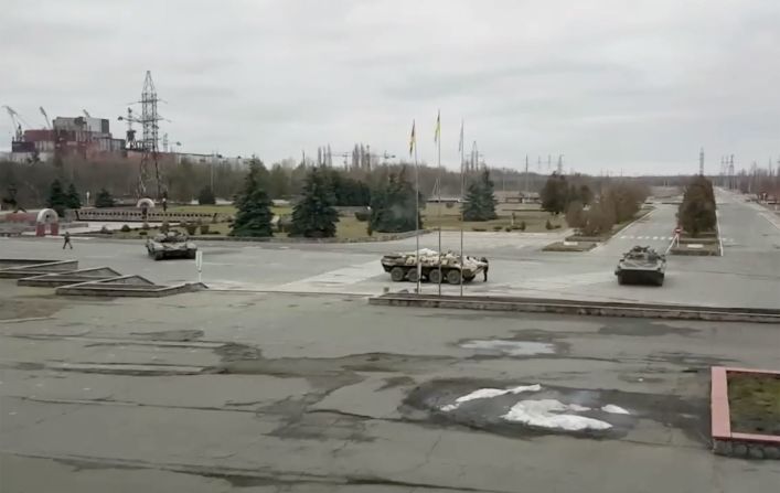 Vehículos militares rusos se vieron en la planta de energía de Chernobyl cerca de Pripyat, Ucrania, el 24 de febrero. Las fuerzas rusas han tomado el control de la la planta, el sitio del peor desastre nuclear del mundo, según la agencia que istra el área.