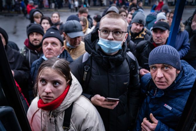Personas en Kyiv intentan abordar un autobús para viajar al oeste hacia Polonia el 24 de febrero.