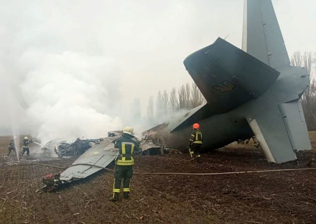 Rescatistas trabajan en el lugar del accidente después de que un avión militar ucraniano cayera y se incendiara el 24 de febrero en las afueras de Kyiv, según el Servicio Estatal de Emergencia de Ucrania. No se indicó la causa del accidente.