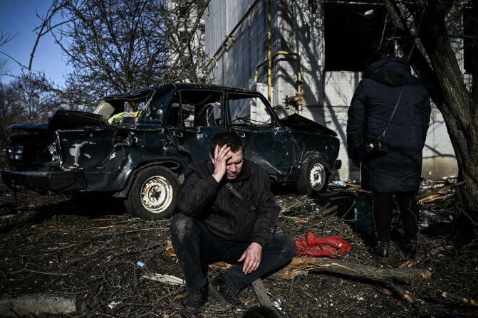 Un hombre llora después de que un ataque aéreo que golpeó un complejo de apartamentos en Chuhuiv el 24 de febrero.