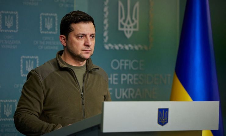 El presidente de Ucrania Volodymyr Zelenskiy hizo una declaración desde Kyiv, Ucrania el 25 de febrero. Zelensky abrió su breve discurso diciendo que era la "segunda mañana de la guerra total".