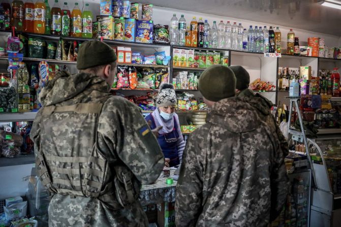 Militares ucranianos compran en la ciudad de primera línea de Avdiivka, Ucrania, el 21 de febrero.