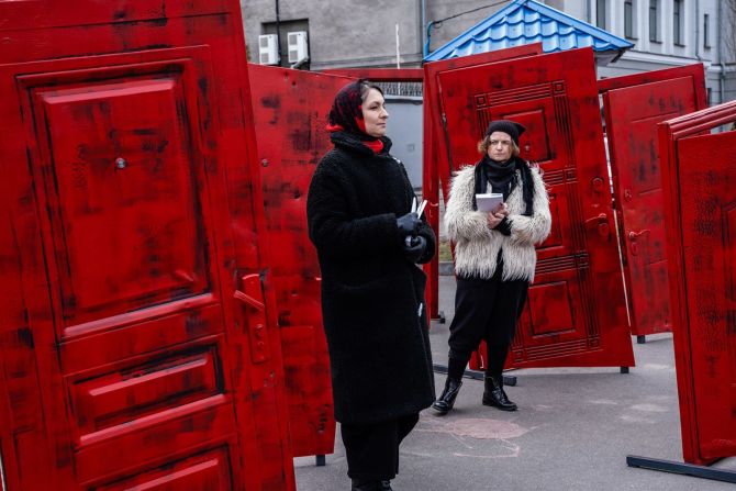 Activistas realizan una actuación frente a la embajada rusa en Kyiv el 21 de febrero en apoyo de los presos que fueron arrestados en Crimea. Dicen que las puertas rojas son un símbolo de las puertas que se abrieron a patadas para buscar y arrestar a los tártaros de Crimea, una minoría étnica musulmana.