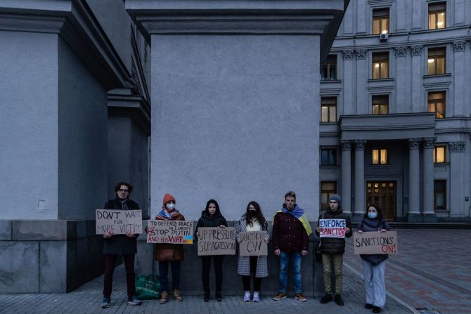 Manifestantes exigen sanciones económicas contra Rusia frente al Ministerio de Relaciones Exteriores en Kyiv el 21 de febrero. Solo hubo un pequeño de manifestantes.