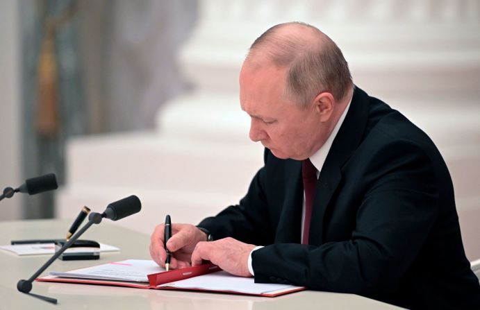 Putin firma decretos que reconocen la República Popular de Donetsk y la República Popular de Lugansk en una ceremonia en Moscú el 21 de febrero. Más temprano ese día, los jefes de las autoproclamadas repúblicas prorrusas solicitaron al líder del Kremlin que reconozca su independencia y soberanía. Los del Consejo de Seguridad de Putin apoyaron la iniciativa en una reunión más temprano ese día.