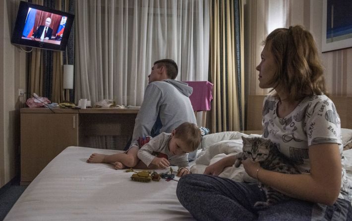 Personas que abandonaron una región controlada por los separatistas en el este de Ucrania ven un discurso de Putin desde su habitación de hotel en Taganrog, Rusia, el lunes 21 de febrero. Putin criticó los crecientes lazos de seguridad de Kyiv con Occidente, y en largos comentarios sobre la historia de la URSS y la formación de la República Socialista Soviética de Ucrania, pareció poner en duda el derecho de Ucrania a la autodeterminación.