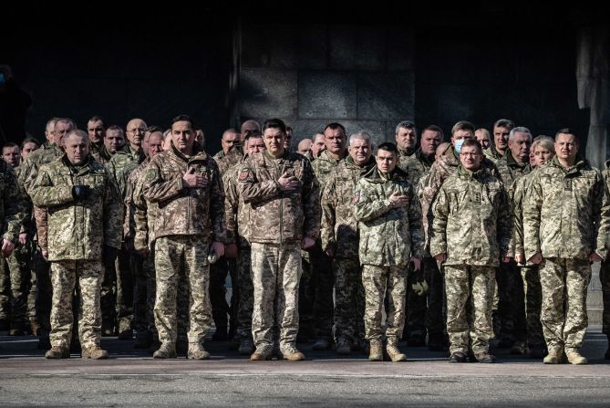 Soldados ucranianos presentan sus respetos durante el funeral de Sydorov en Kyiv el 22 de febrero.
