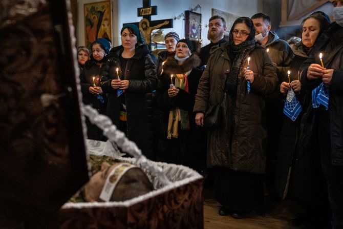 Dolientes se reunen en una iglesia en Kyiv el 22 de febrero para el funeral del capitán del ejército ucraniano Anton Sydorov. El ejército ucraniano dijo que murió por una herida de metralla el 19 de febrero después de que varias rondas de fuego de artillería fueran dirigidas contra posiciones ucranianas cerca de Myronivske.