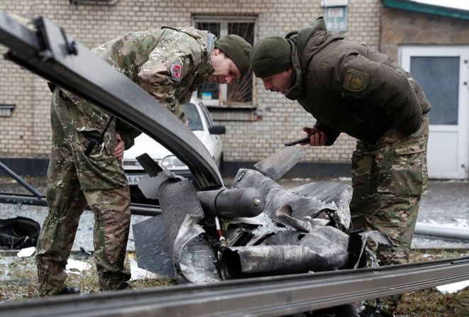 Agentes de policía inspeccionan los restos de un misil que aterrizó en Kyiv el 24 de febrero.