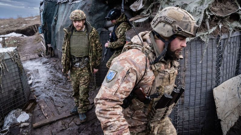 El ministro del Interior de Ucrania, Denys Monastyrskiy, a la izquierda, visita a los soldados en una posición de primera línea en Novoluhanske el sábado 19 de febrero. Minutos después de su partida, la posición fue atacada. Nadie resultó herido.