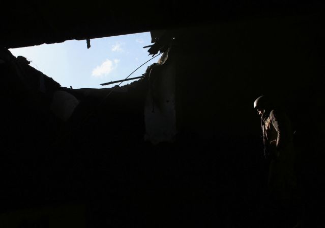 Un soldado ucraniano permanece en posición en la línea del frente cerca de Novohnativka el 20 de febrero.