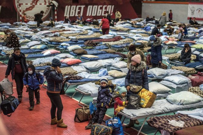Las personas evacuadas de las regiones separatistas prorrusas de Ucrania son vistas en un refugio temporal en Taganrog, Rusia, el 20 de febrero.