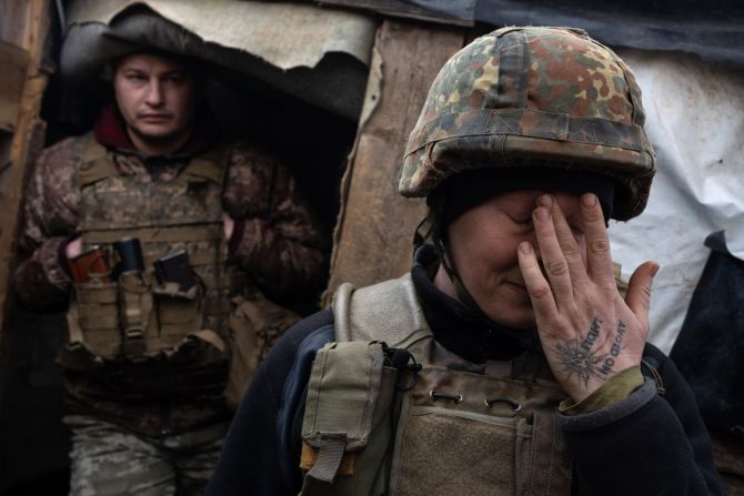 Los miembros del servicio ucraniano en la línea del frente en las afueras de Popasna, Ucrania, el 20 de febrero.