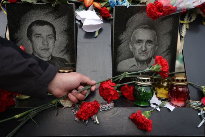 La gente deposita flores en el Monumento a la Patria en Kyiv el 21 de febrero.