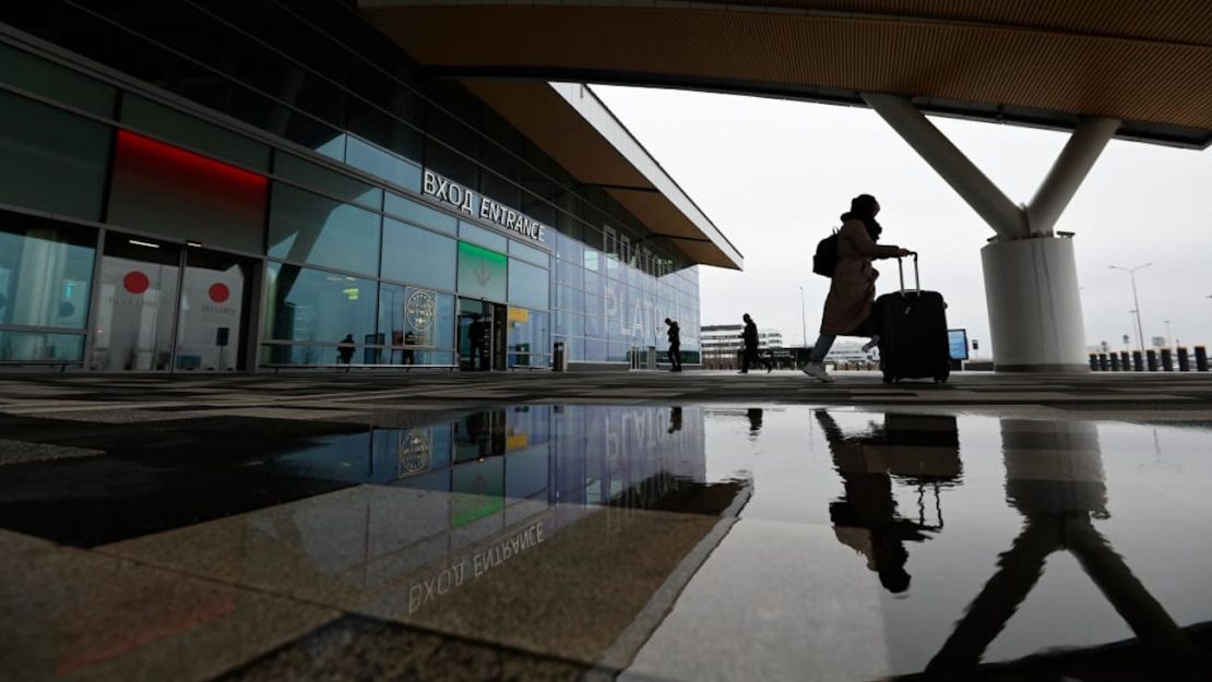 Un pasajero sale del Aeropuerto Internacional Platov en Rostov-on-Don, Rusia.