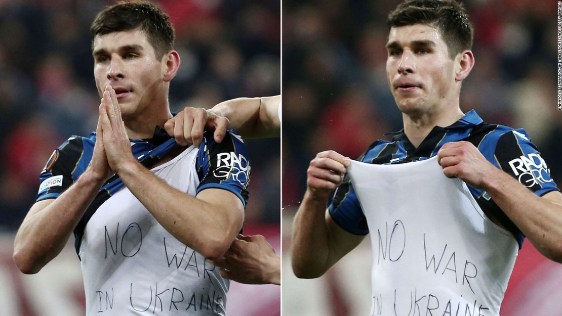 El centrocampista ucraniano de Atalanta, Ruslan Malinovskyi, celebra un gol con una camiseta que dice "No a la guerra en Ucrania" durante el partido de vuelta de los playoffs de la ronda eliminatoria de la UEFA Europa League entre el Olympiacos FC y el Atalanta FC en Atenas el 24 de febrero de 2022.