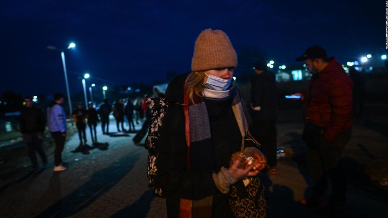 CNNE 1160414 - 29-000 ucranianos han cruzado la frontera hacia polonia