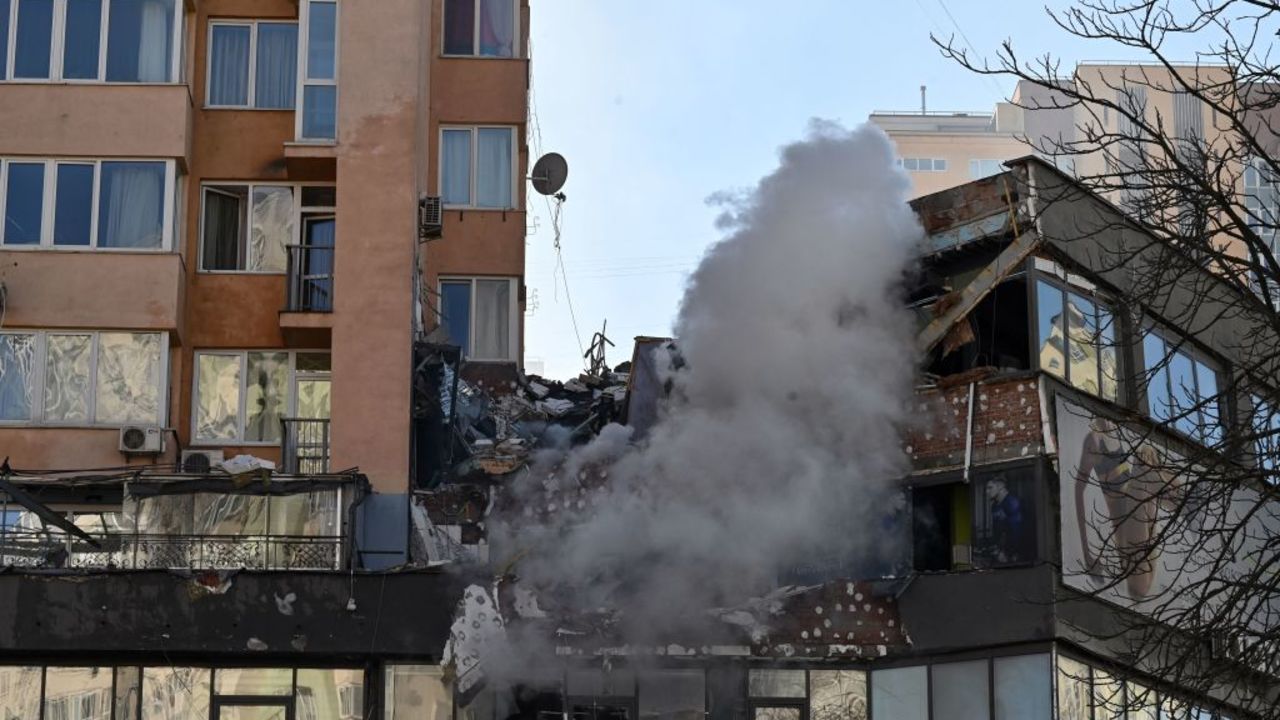 Una vista de un bloque de apartamentos de gran altura que fue alcanzado por un bombardeo reciente en Kyiv el 26 de febrero de 2022. -La batalla ha comenzado por el control de la capital de Ucrania, Kyiv. Según los informes, los combates se han extendido a las calles y se escucharon explosiones y disparos durante la noche mientras las tropas rusas avanzaban hacia la ciudad. Mira las imágenes más impactantes.