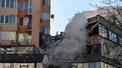 Una vista de un bloque de apartamentos de gran altura que fue alcanzado por un bombardeo reciente en Kyiv el 26 de febrero de 2022. -La batalla ha comenzado por el control de la capital de Ucrania, Kyiv. Según los informes, los combates se han extendido a las calles y se escucharon explosiones y disparos durante la noche mientras las tropas rusas avanzaban hacia la ciudad. Mira las imágenes más impactantes.