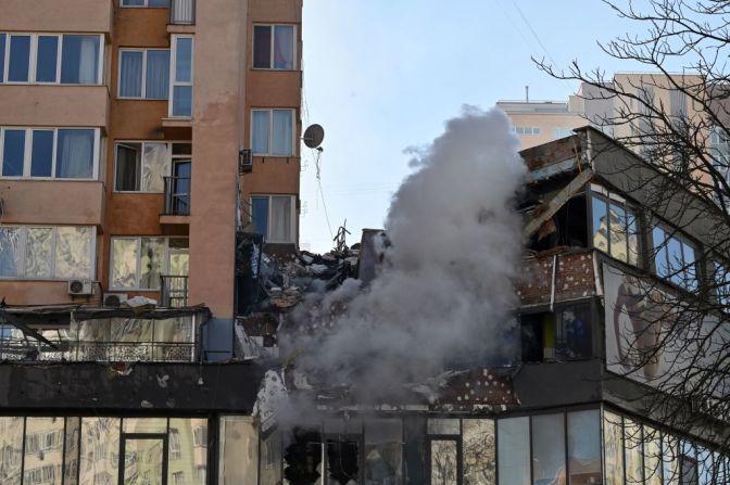 Una vista de un bloque de apartamentos de gran altura que fue alcanzado por un bombardeo reciente en Kyiv el 26 de febrero de 2022. -La batalla ha comenzado por el control de la capital de Ucrania, Kyiv. Según los informes, los combates se han extendido a las calles y se escucharon explosiones y disparos durante la noche mientras las tropas rusas avanzaban hacia la ciudad. Mira las imágenes más impactantes.