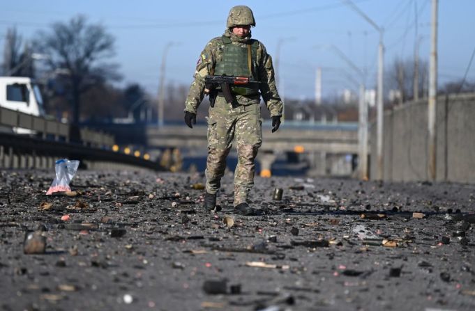 Un soldado ucraniano camina entre los escombros en el lado oeste de la capital ucraniana de Kyiv el 26 de febrero de 2022. -.